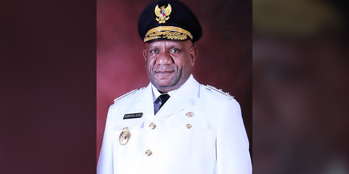 klemen-berpulang-mimika-kibarkan-bendera-setengah-tiang